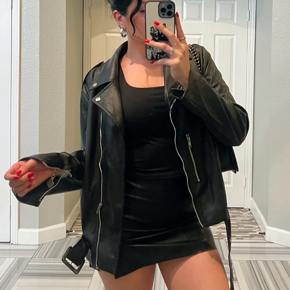 BLACK LEATHER JACKET/BIKER JACKET